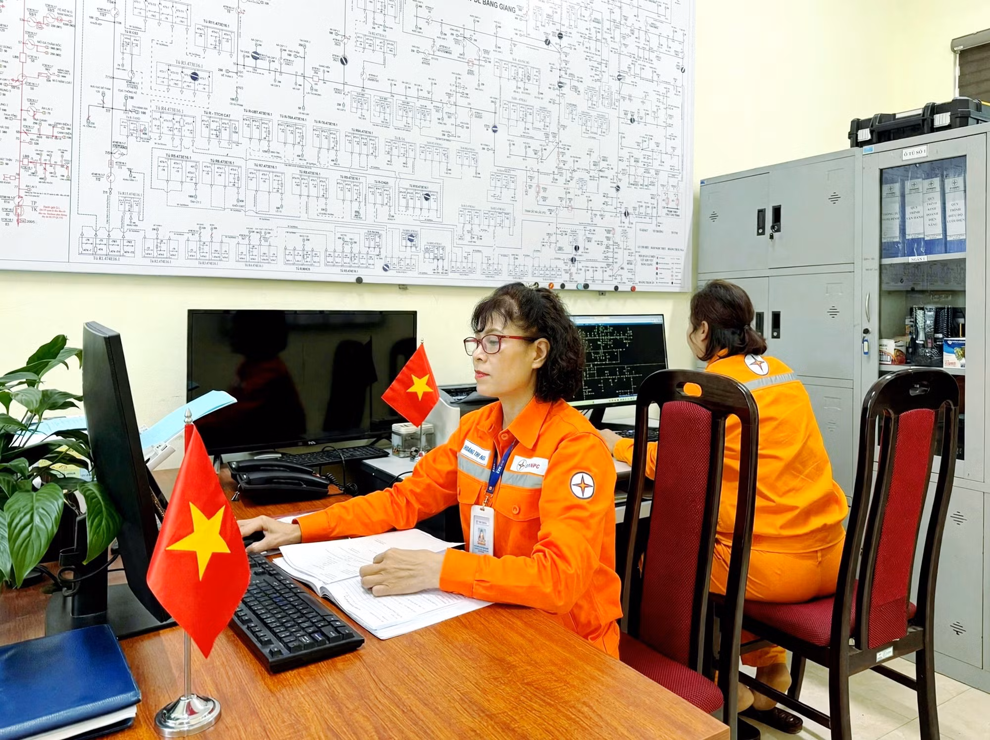 Chị Hoàng Thị Hồng Nga, Tổ trưởng Tổ trực vận hành Điện lực Bằng Giang - Công ty Điện lực Cao Bằng cùng đồng nghiệp theo dõi tình trạng vận hành hệ thống.