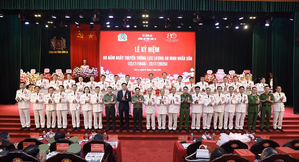 Các đại biểu chụp ảnh lưu niệm.