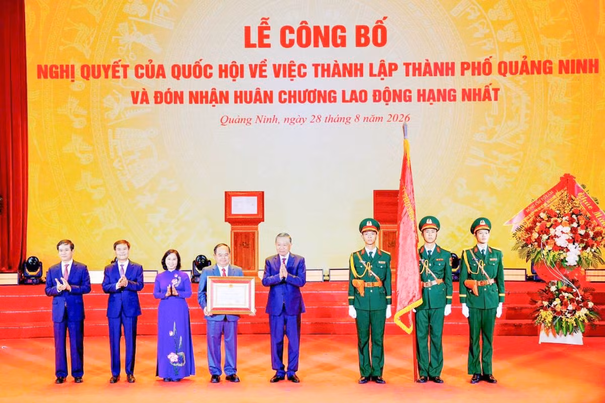 Tổng Bí thư, Chủ tịch nước Tô Lâm trao tặng Huân chương Lao động hạng Nhất cho Đảng bộ, chính quyền và nhân dân TP Quảng Ninh.