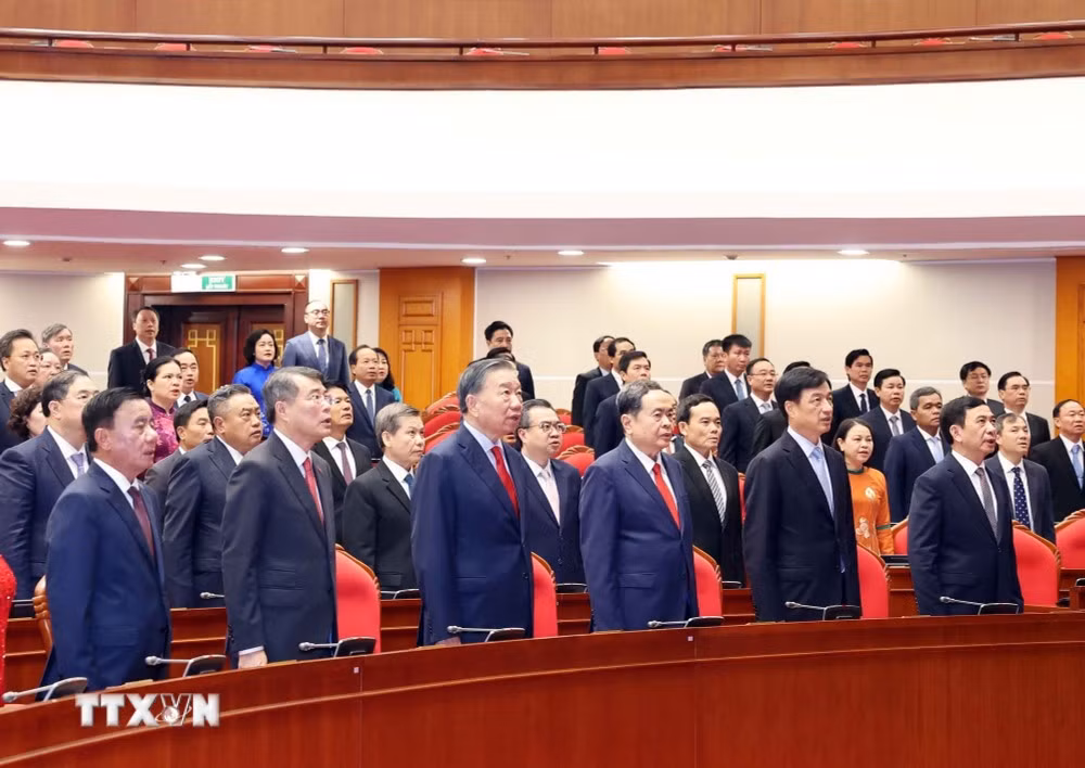 Tổng Bí thư, Chủ tịch nước Tô Lâm và các đại biểu thực hiện nghi lễ chào cờ.