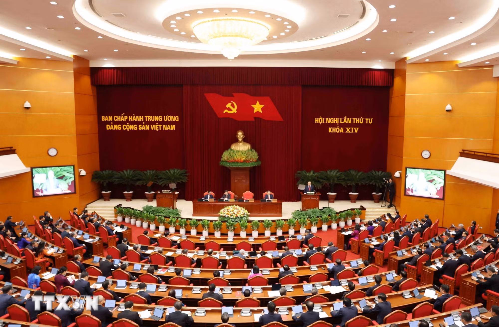 Phiên khai mạc Hội nghị lần thứ tư Ban Chấp hành Trung ương Đảng khóa XIV.