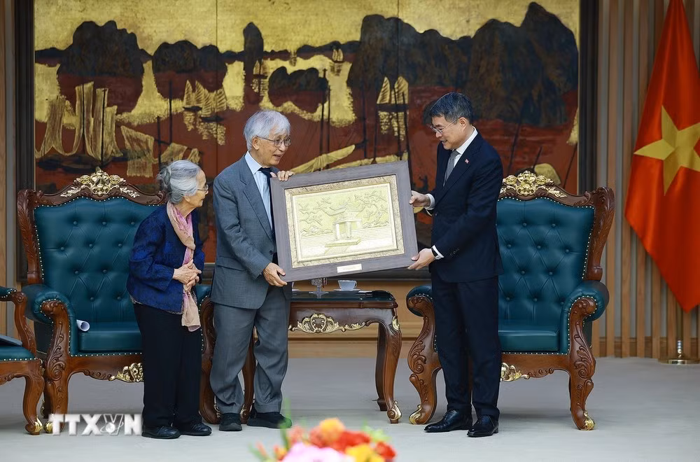 Thủ tướng Lê Minh Hưng tặng bức tranh Văn Miếu - Quốc Tử Giám cho Giáo sư Trần Thanh Vân và Giáo sư Lê Kim Ngọc.