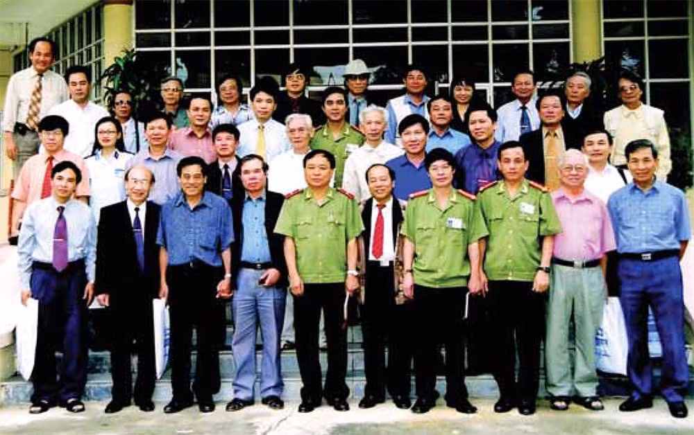 Báo CAND phối hợp với Chi hội Nhà văn Công an tổ chức Trại sáng tác “Vì An ninh Tổ quốc, vì bình yên cuộc sống” (năm 2005).