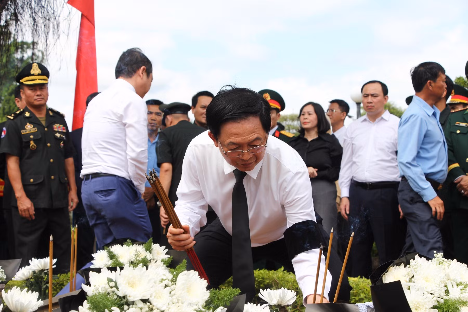 Phó Thủ tướng Hồ Quốc Dũng thắp hương tưởng nhớ các Anh hùng liệt sĩ.