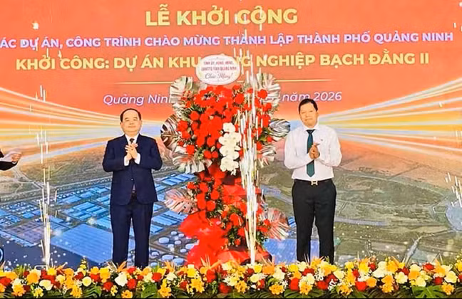 Bí thư Tỉnh ủy Quảng Ninh Quản Minh Cường (trái) dự và chúc mừng sự kiện khởi công dự án khu công nghiệp Bạch Đằng II.