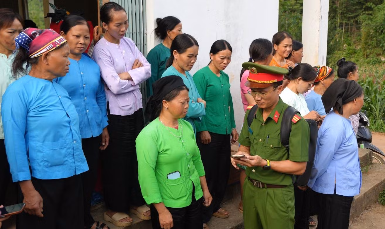Những thao tác được hướng dẫn trực tiếp trên điện thoại giúp người dân từng bước tiếp cận các tiện ích số trong cuộc sống hằng ngày.