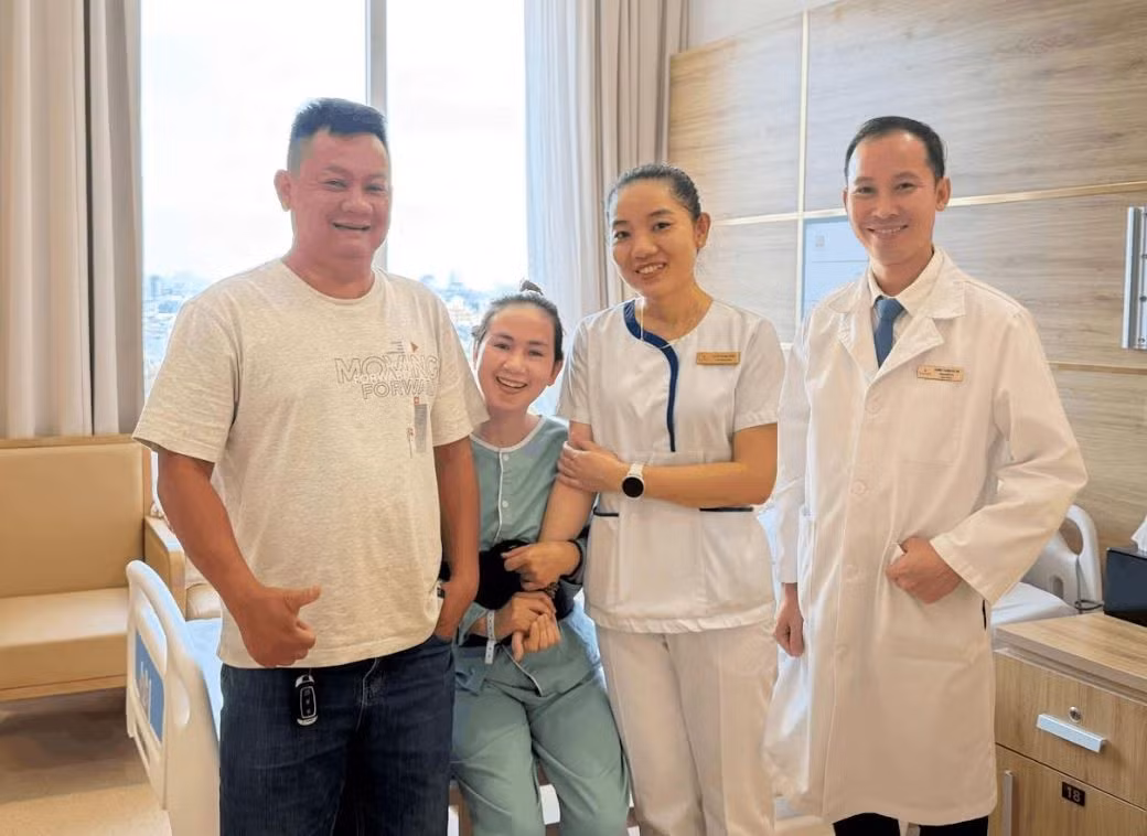 Hành trình vượt hàng trăm cây số của chị Trang khép lại bằng nụ cười hạnh phúc trong ngày xuất viện.