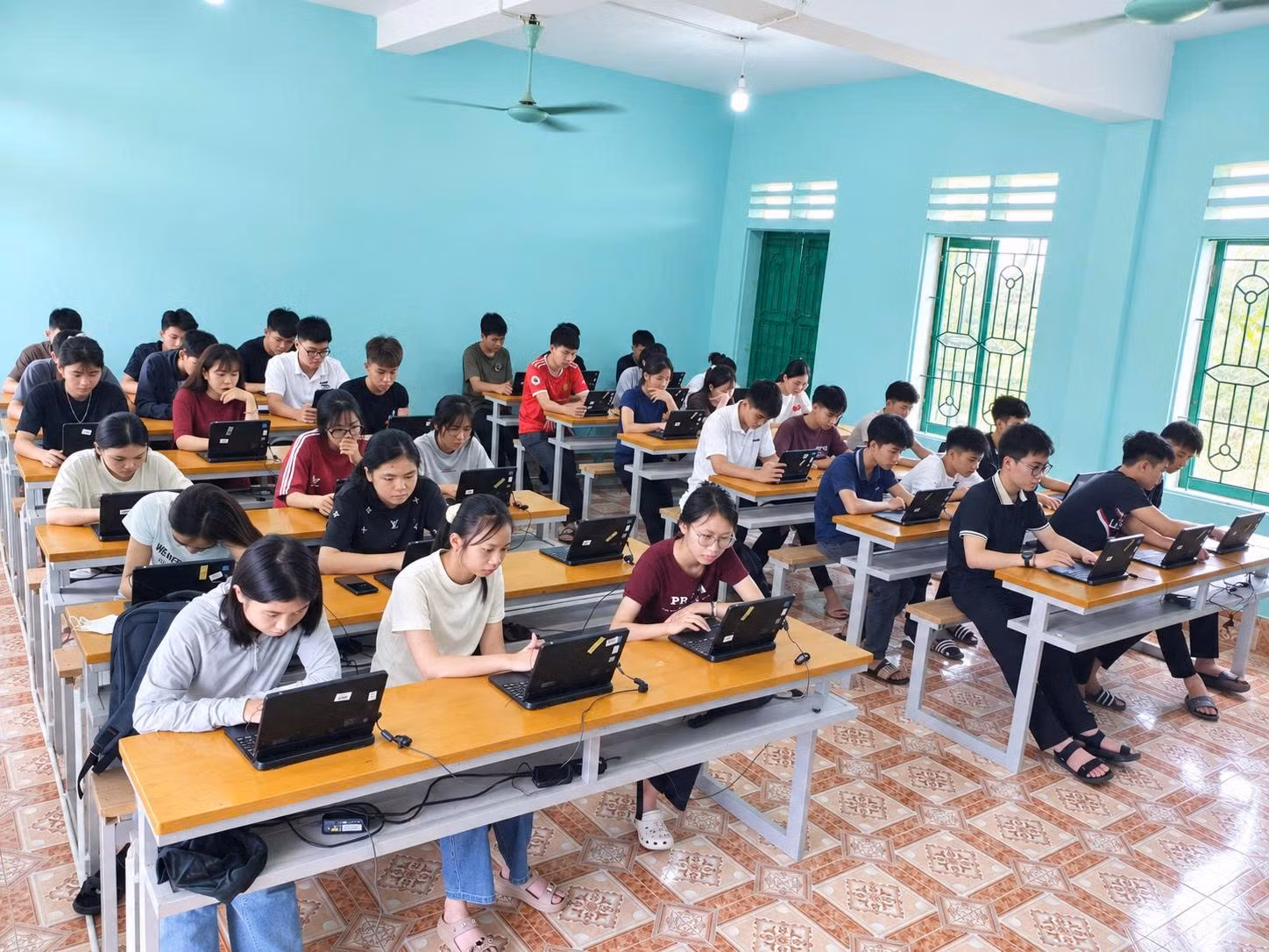 Học sinh của Trường THPT Nguyễn Khắc Viện hào hứng với những giờ học mới, được thực hành trên máy tính do Tập đoàn GELEX tài trợ.