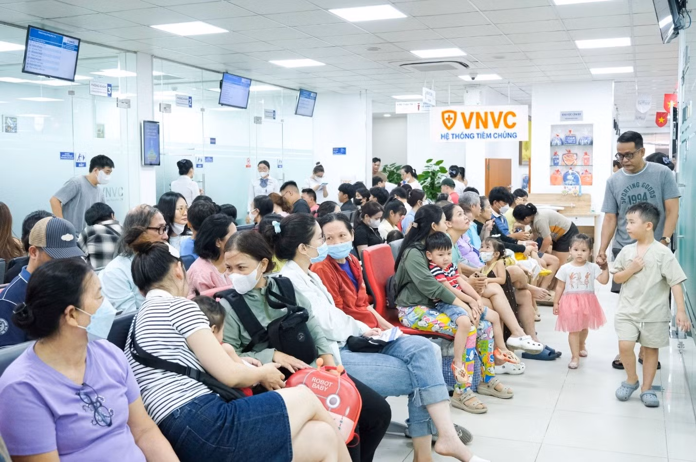 Đông đảo phụ huynh đưa trẻ đến VNVC tiêm vắc xin tay chân miệng và đăng ký đặt giữ các mũi tiếp theo, chủ động bảo vệ con giữa cao điểm mùa bệnh. Ảnh: Mộc Thảo