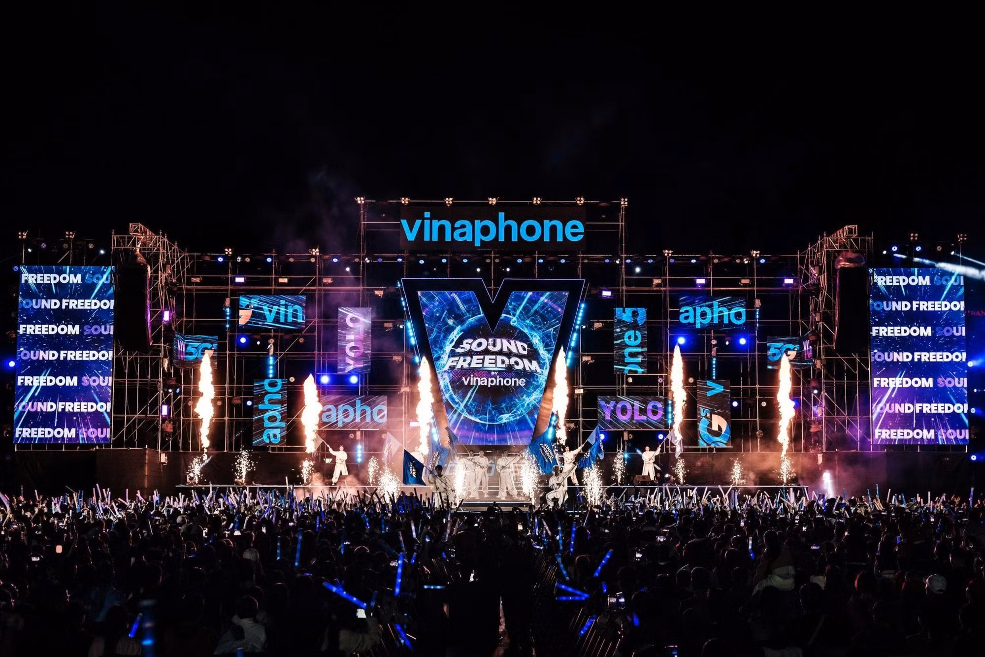 Sân khấu Sound Freedom by VinaPhone bùng nổ trong âm nhạc và ánh sáng.