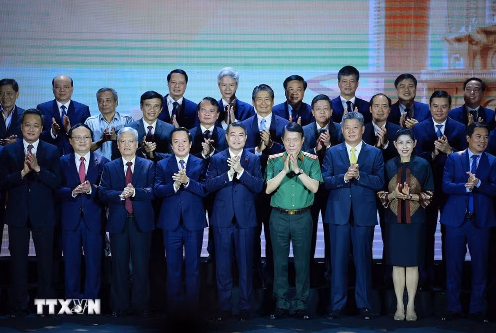 Thủ tướng Lê Minh Hưng với các đại biểu dự Hội nghị công bố Quy hoạch tỉnh Hưng Yên thời kỳ 2021-2030, tầm nhìn đến năm 2050. (Ảnh: Dương Giang/TTXVN)