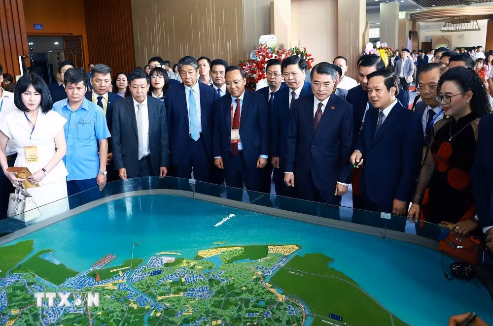 Thủ tướng Lê Minh Hưng xem quy hoạch tỉnh Hưng Yên thời kỳ 2021-2030, tầm nhìn đến năm 2050.