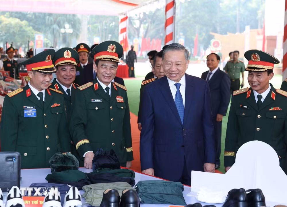Tổng Bí thư, Chủ tịch nước Tô Lâm thăm khu trưng bày sản phẩm quốc phòng tại Lễ kỷ niệm. (Ảnh: Thống Nhất/TTXVN)