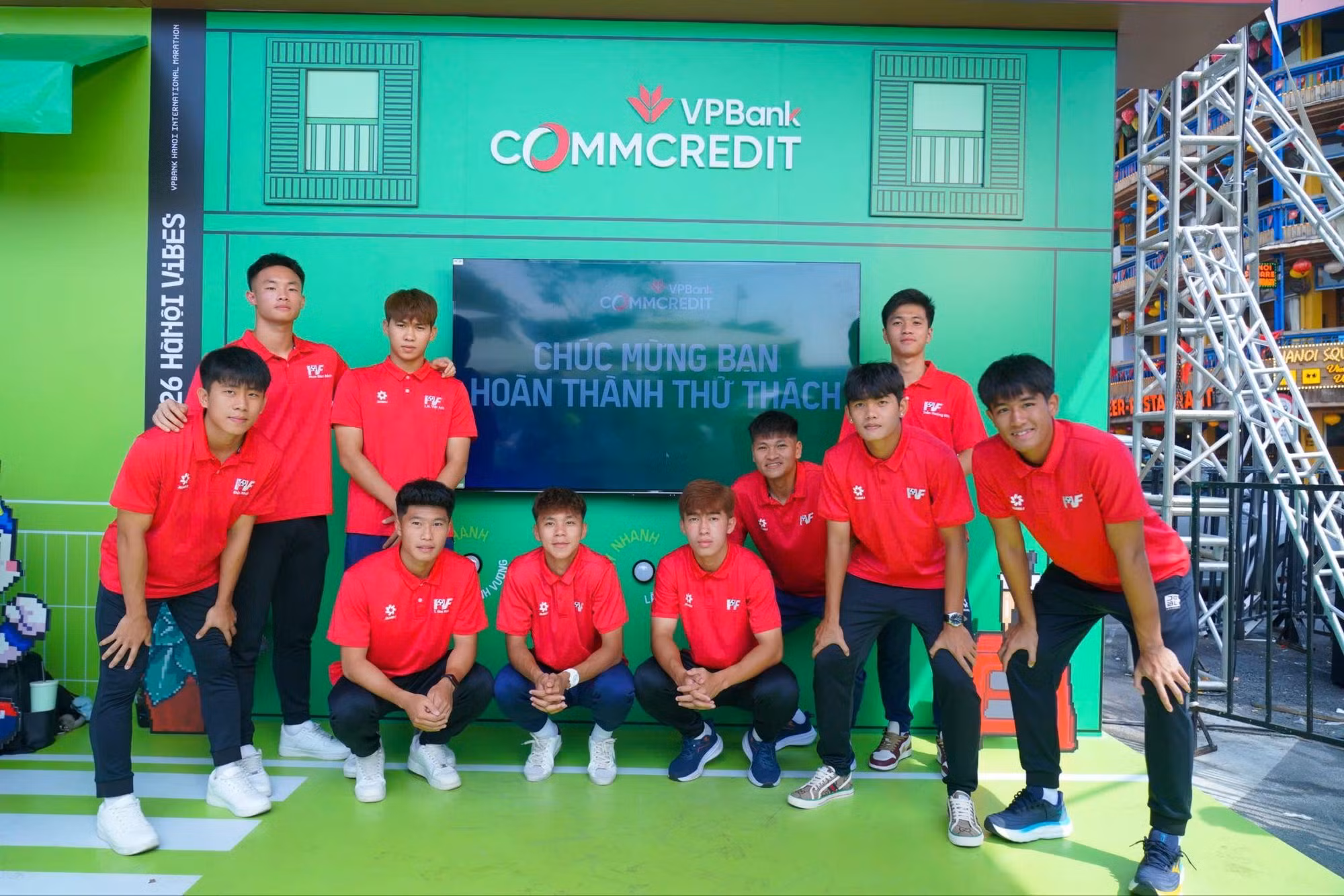 Dàn cầu thủ trẻ PVF ghé thăm gian hàng VPBank Commcredit và trải nghiệm hoạt động tương tác nhận quà tặng.