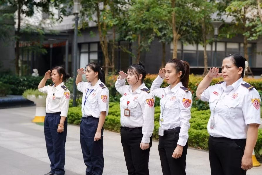 Dù hiện vẫn chiếm tỷ lệ khiêm tốn trong đội ngũ Nhất Việt, những nữ nhân viên an ninh đang từng bước khẳng định vai trò của mình qua công việc hàng ngày. Từ cơ hội bắt đầu, quá trình học hỏi đến những bước tiến trong nghề, mỗi hành trình đều được bồi đắp bằng sự kiên trì, tinh thần trách nhiệm và những trải nghiệm thực tế. Những đóng góp thầm lặng ấy góp phần làm nên chất lượng vận hành, giúp cư dân cảm thấy yên tâm hơn khi trở về nhà.
