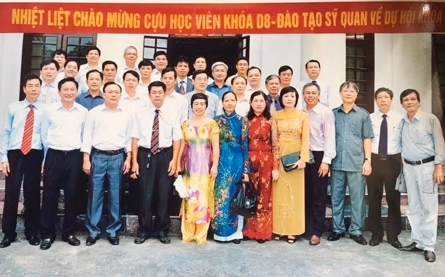 Học viên Lớp B2 D8 tại dịp gặp mặt 35 năm ngày tựu trường (1976-2011).