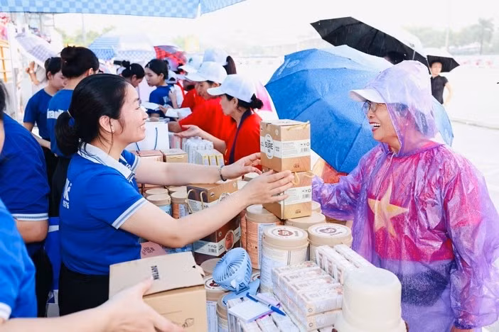 Người cao tuổi trải nghiệm các sản phẩm dinh dưỡng Vinamilk Sure tại sự kiện. Ảnh: Vi Nam