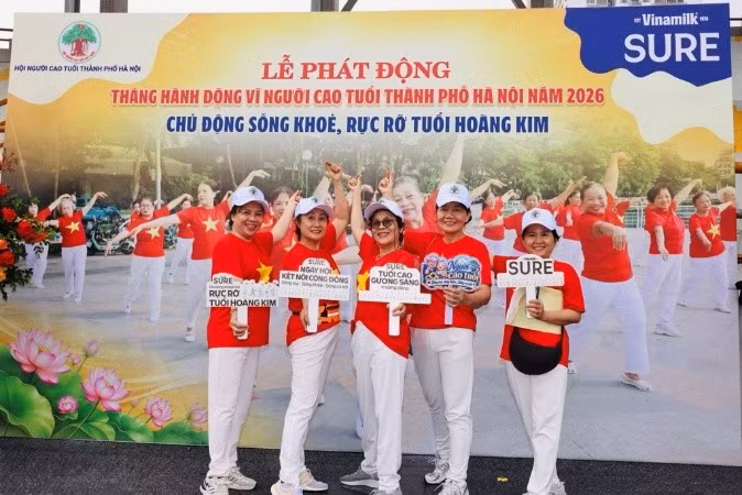 Người cao tuổi cùng Vinamilk Sure lan tỏa tinh thần chủ động sống khỏe, sống vui và tích cực. Ảnh: Vi Nam