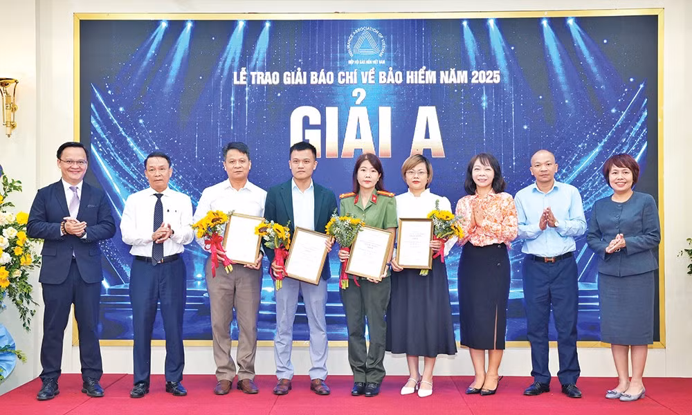 Tác giả Ngọc Anh, Ngọc Trâm, Ban Chuyên đề Báo CAND (thứ 5 và 6 từ trái qua) đoạt Giải A báo chí viết về bảo hiểm năm 2025.