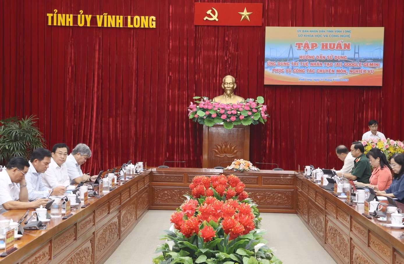 Hội nghị đã giới thiệu tổng quan về trí tuệ nhân tạo tạo sinh; các nguyên tắc quản lý, bảo vệ dữ liệu và sử dụng công cụ AI an toàn, có trách nhiệm.