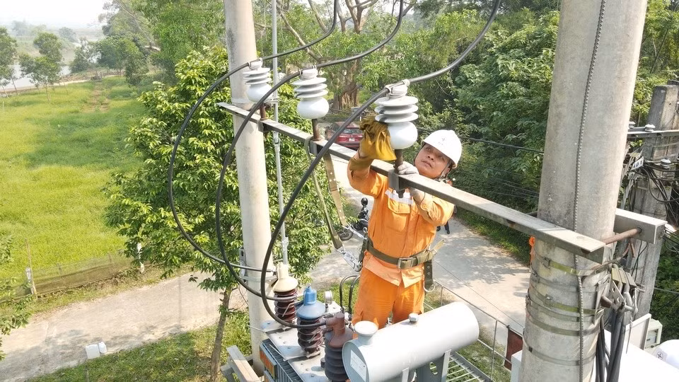 Chỉnh trang, vệ sinh, xử lý khiếm khuyết trên đường dây.