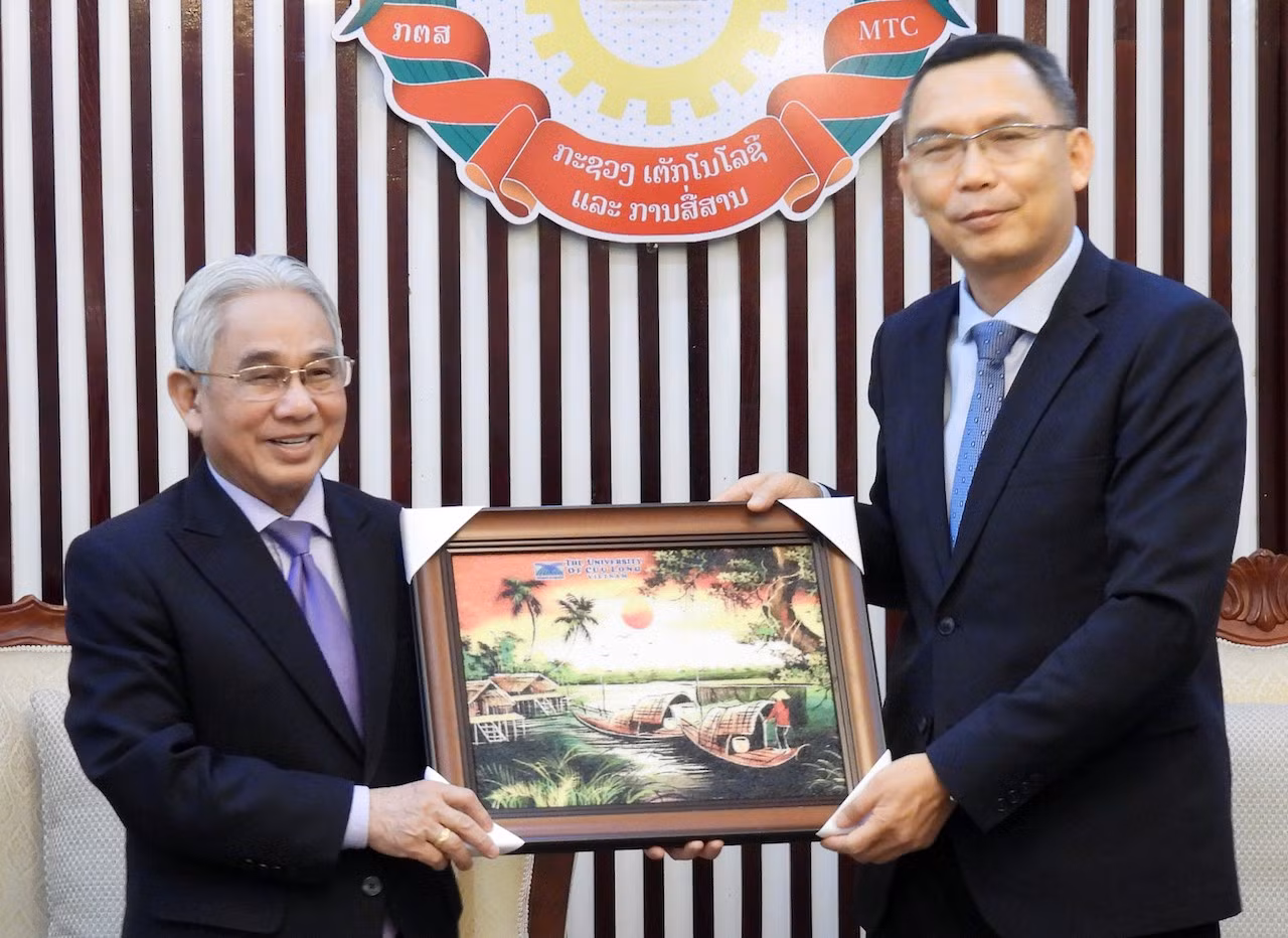 Phó giáo sư, Tiến sĩ Lương Minh Cừ, Hiệu trưởng Trường Đại học Cửu Long tặng quà lưu niệm cho ông Keovisouk Solaphom, Thứ trưởng Bộ Công nghệ và Truyền thông Lào.
