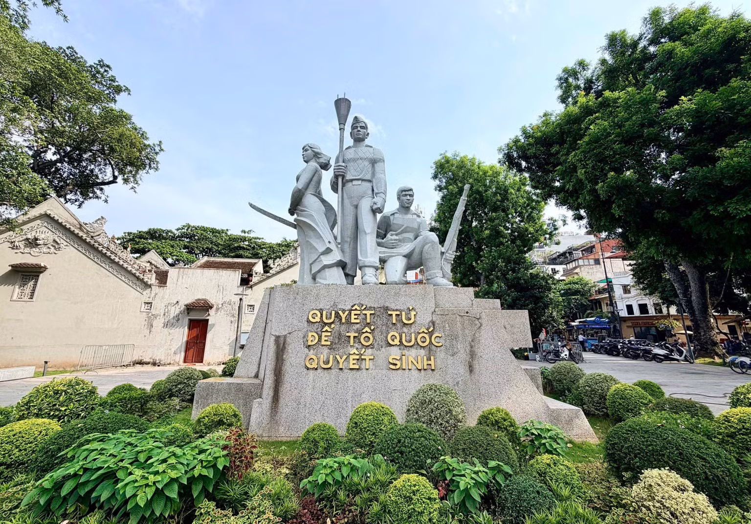 Tượng đài "Quyết tử để Tổ quốc quyết sinh" tại khuôn viên đền Bà Kiệu.