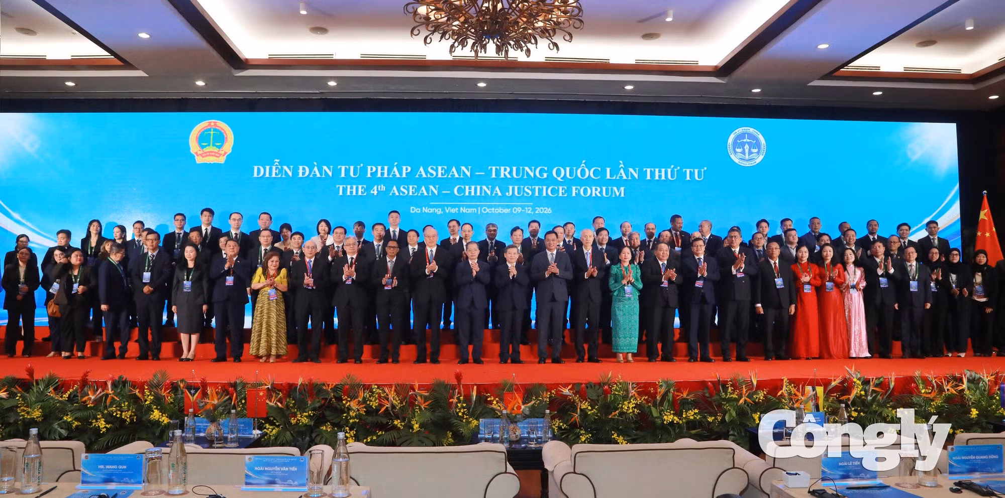 Toàn thể đại biểu tham dự diễn đàn chụp ảnh lưu niệm.