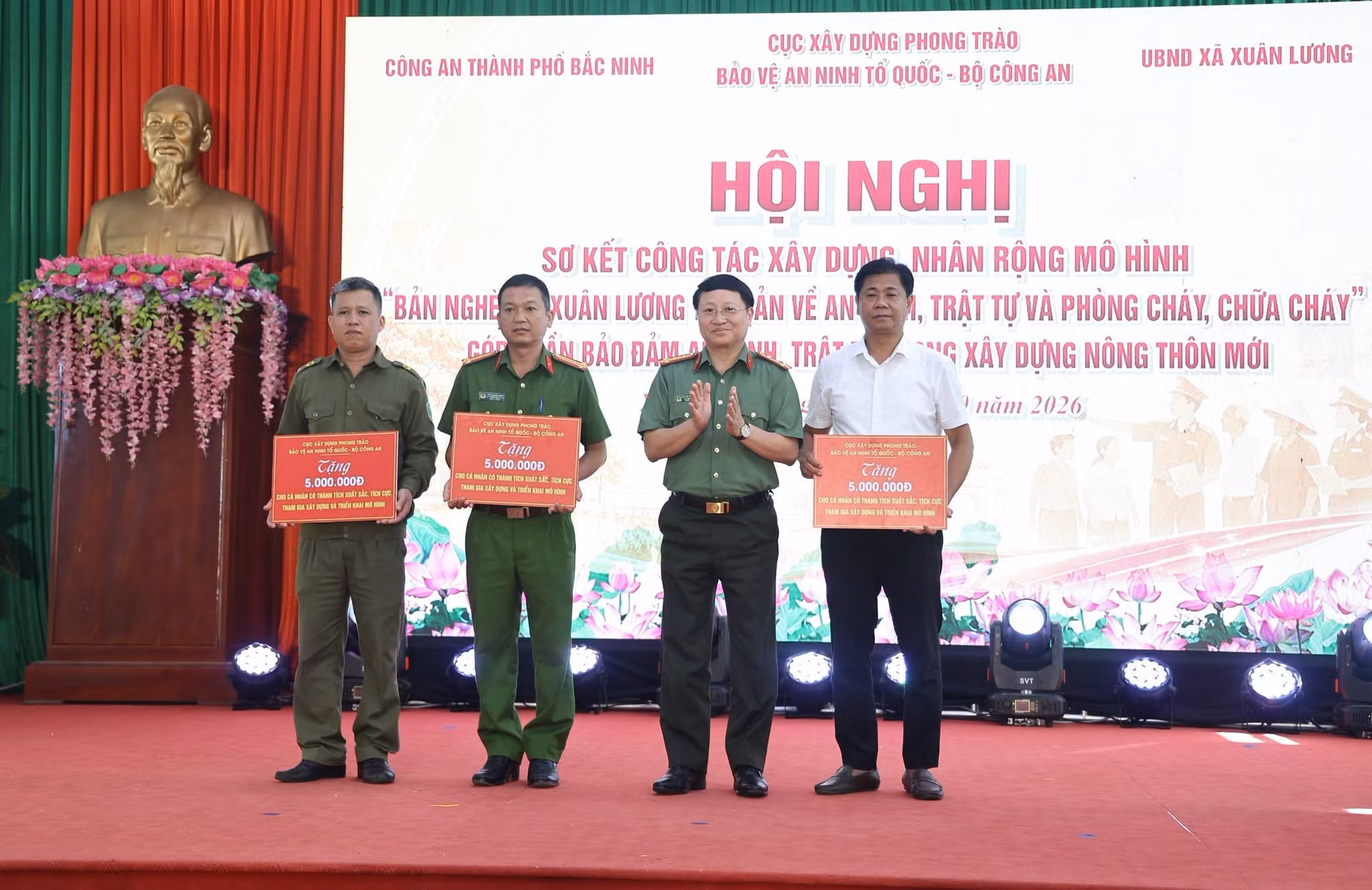 Các tập thể, cá nhân có thành tích tiêu biểu trong mô hình “Bản Nghè, xã Xuân Lương tự quản về an ninh, trật tự và phòng cháy, chữa cháy” được các cấp biểu dương, khen thưởng.