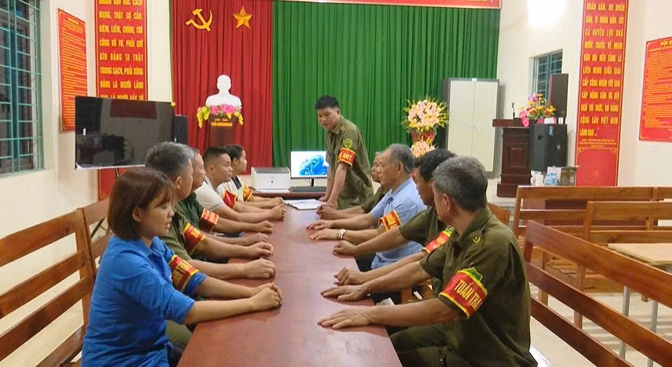 Các thành viên mô hình tự quản họp giao ban triển khai các nhiệm vụ.