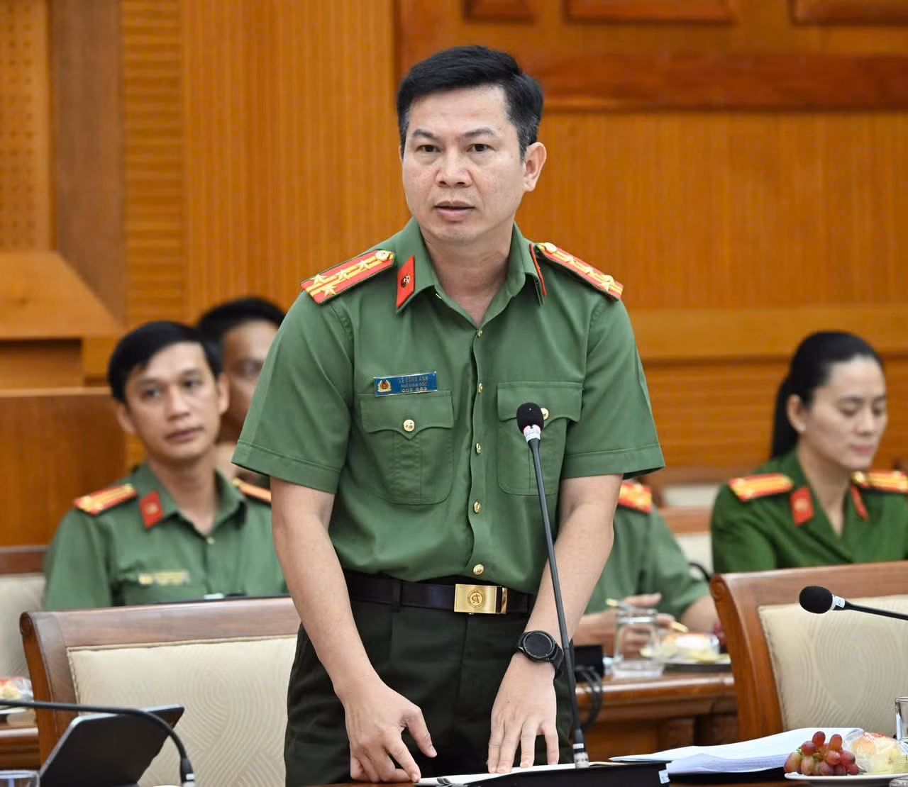 Đại tá Lê Công Anh, Phó Giám đốc Công an TP Hồ Chí Minh, báo cáo về công tác đảm bảo an toàn, an ninh thông tin. Ảnh trong bài: Việt Dũng