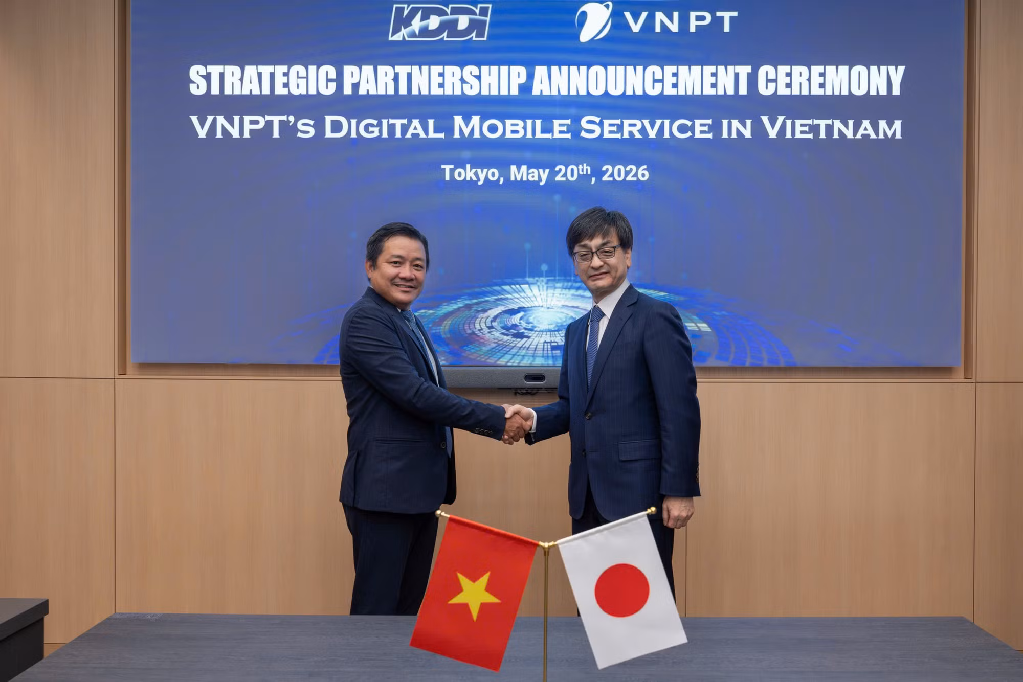 VNPT và KDDI công bố hợp tác chiến lược phát triển và khai thác thương hiệu dịch vụ di động thứ hai của VNPT tại Việt Nam.