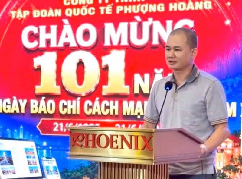 Đại tá Trần Duy Hiển, Phó Tổng Biên tập Báo CAND phát biểu tại buổi họp mặt.