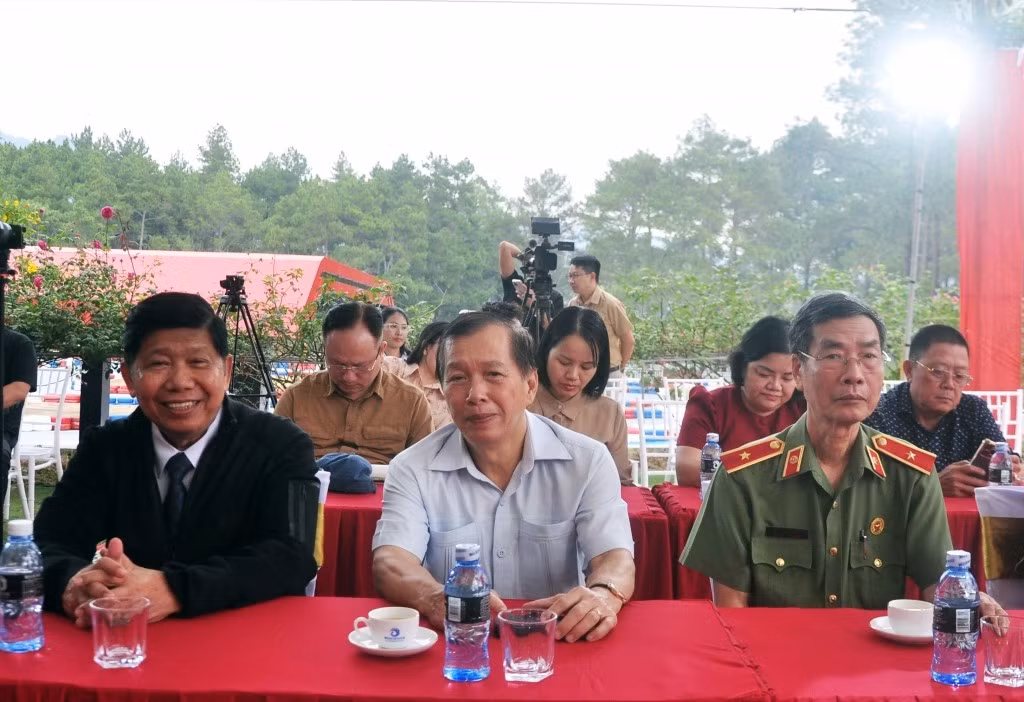 Các đại biểu tham dự lễ khai trương.