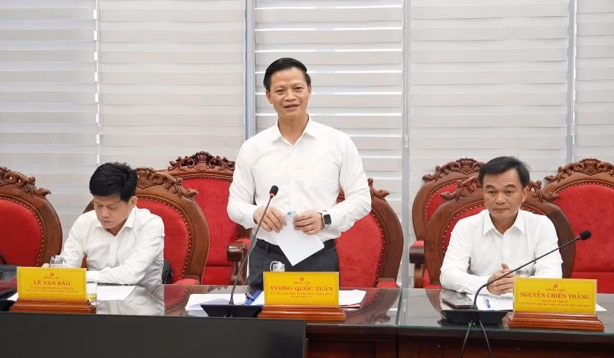 Đồng chí Vương Quốc Tuấn - Uỷ viên Trung ương Đảng, Bí thư Tỉnh uỷ Quảng Trị phát biểu tại buổi làm việc với Đoàn công tác Binh đoàn 12.