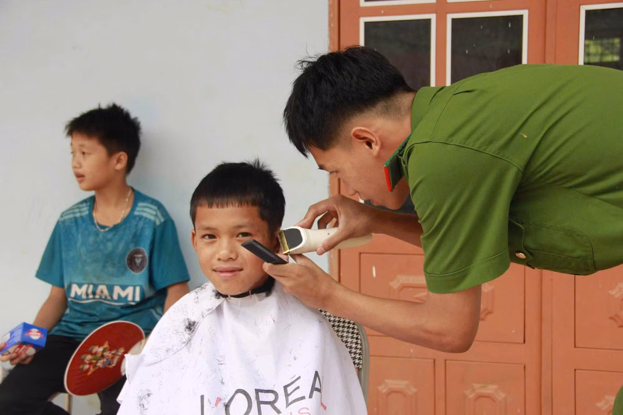 Các em nhỏ vùng cao được cắt tóc miễn phí.