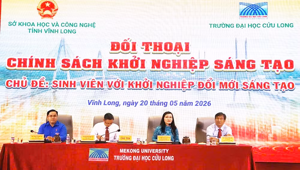 Tiến sĩ Đặng Thị Ngọc Lan, Phó Hiệu trưởng Trường Đại học Cửu Long giải đáp các câu hỏi của sinh viên.
