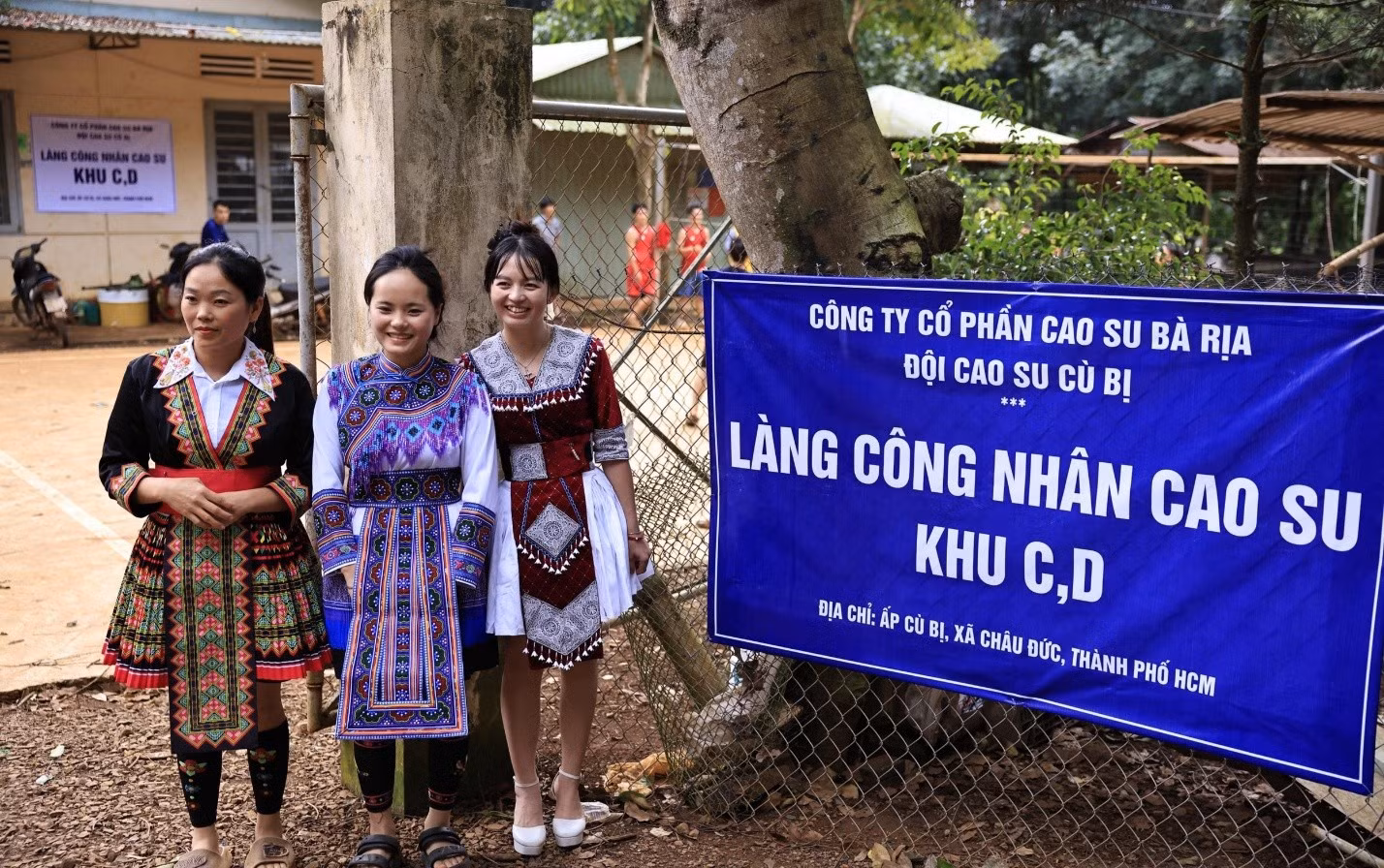 Những nữ công nhân khai thác cao su người đồng bào dân tộc thiểu số tại một làng công nhân.