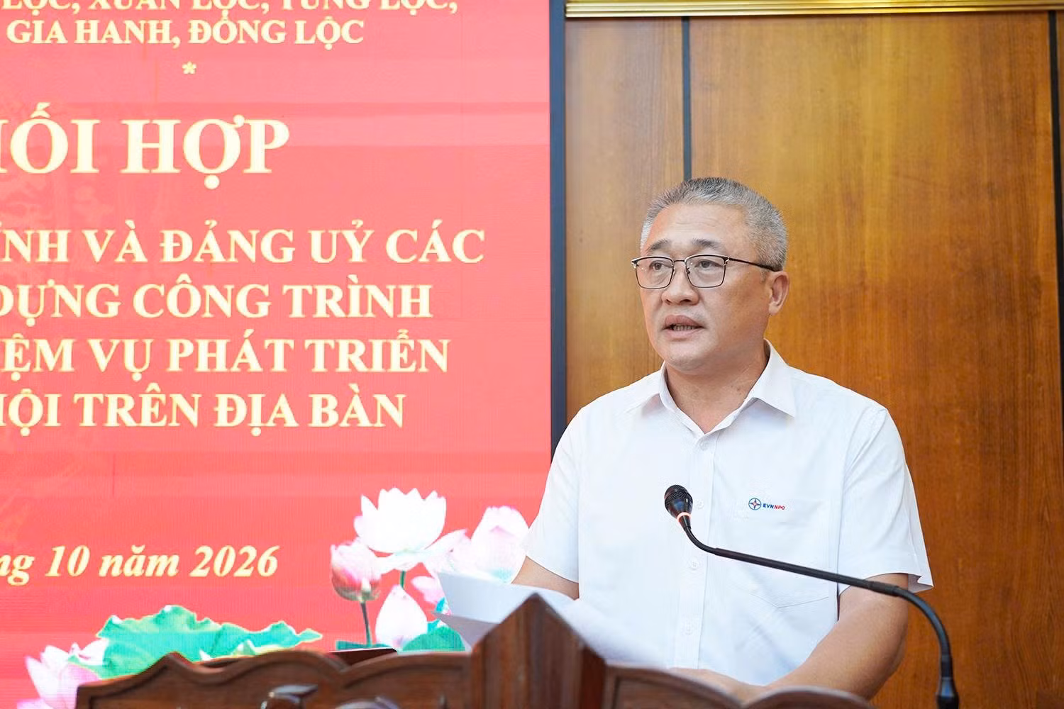 Đồng chí Phạm Việt Thắng - BTV Đảng uỷ Công ty Điện lực Hà Tĩnh trình bày nội dung quy chế phối hợp.