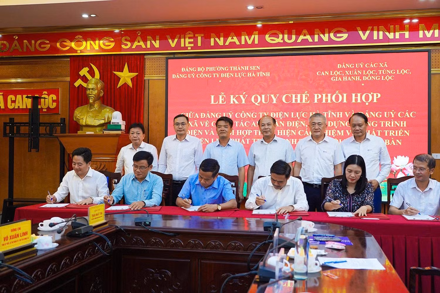 Đại diện Đảng ủy Công ty Điện lực Hà Tĩnh và Đảng ủy 5 xã ký kết quy chế phối hợp.
