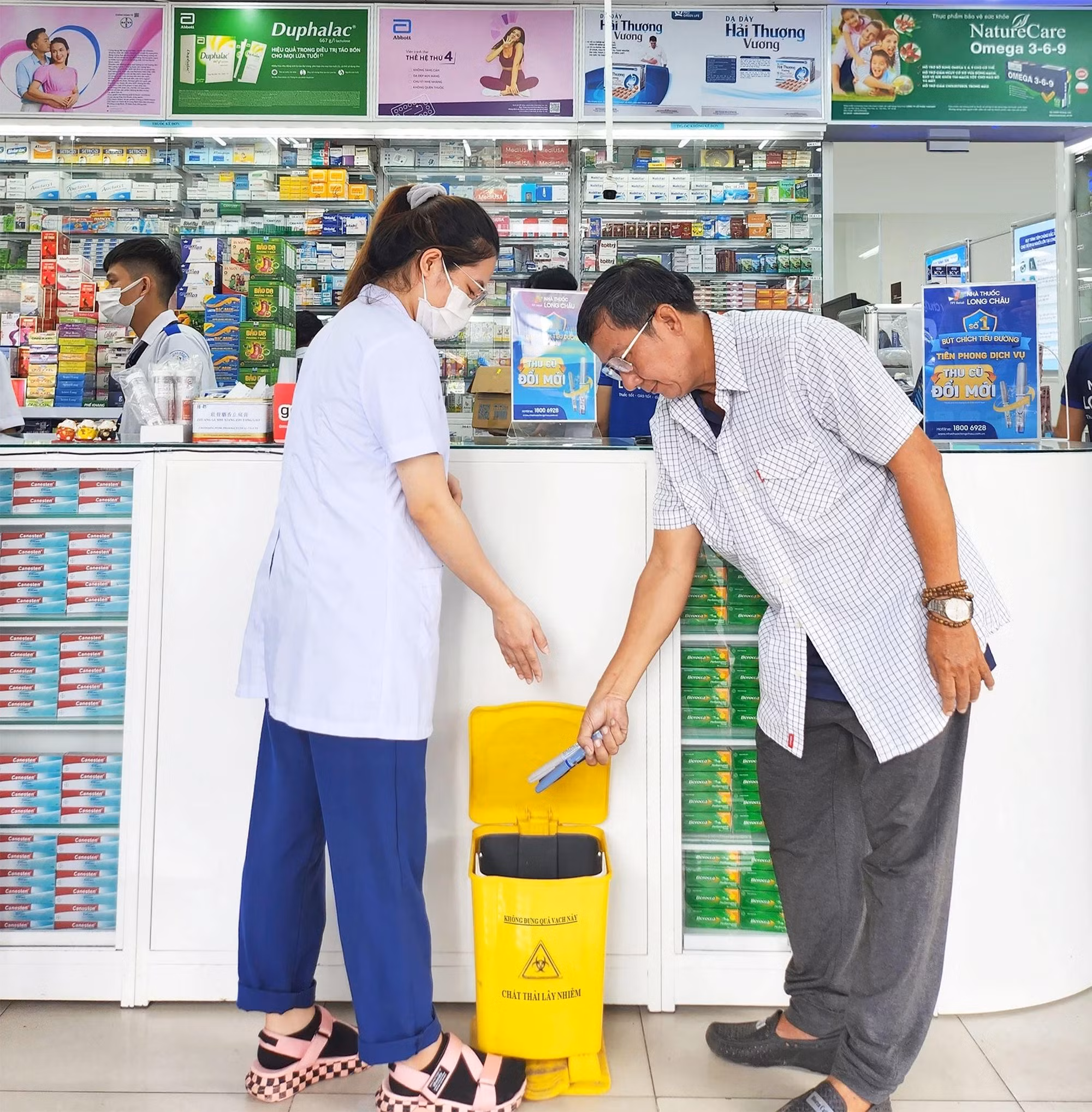 Long Châu đã hợp tác với các đối tác dược phẩm triển khai thu gom, xử lý và tái chế đúng cách vỉ thuốc, vỏ nhựa bút tiêm insulin và thiết bị xịt hen, COPD đã qua sử dụng. Ảnh: Ngô Lộc