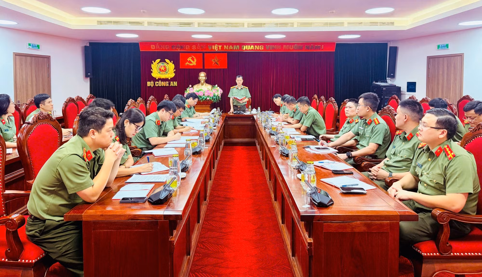 21-anh-phong-tham-muu-tong-hop-van-phong-bo-cong-an-dang-hop-thao-luan-tham-muu-thuc-hien-cong-an-dia-phuong-02-cap.jpg