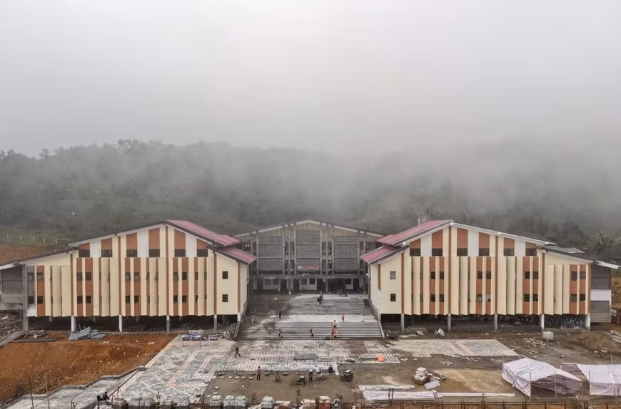 Các đơn vị thi công đã “vượt nắng thắng mưa” thi công trong điều kiện khó khăn để trường học kịp tiến độ.