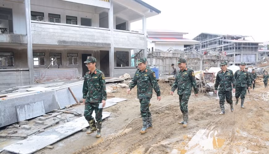 Thiếu tướng Nguyễn Hữu Ngọc - Tư lệnh Binh đoàn 12 cùng lãnh đạo Bộ Tư lệnh Binh đoàn kiểm tra thực tế các trường học trên địa bàn tỉnh Lào Cai do đơn vị thi công xây dựng.