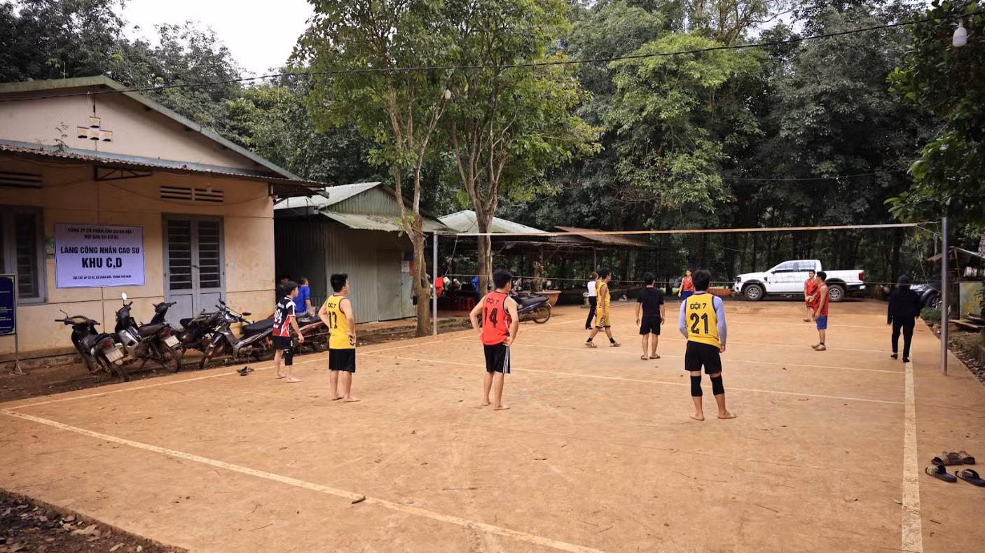 Các công nhân người đồng bào dân tộc thiểu số tham gia hoạt động thể thao tại làng công nhân sau giờ làm việc.
