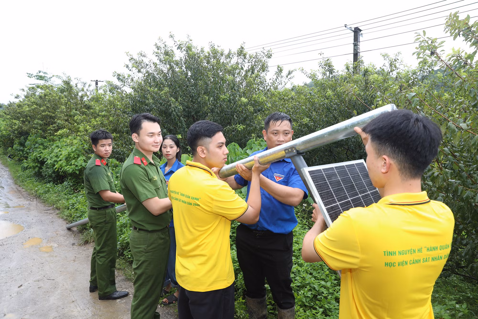 Các CBCS và Học viên Học viện Cảnh sát nhân dân thực hiện triển khai xây dựng công trình "Thắp sáng đường biên".