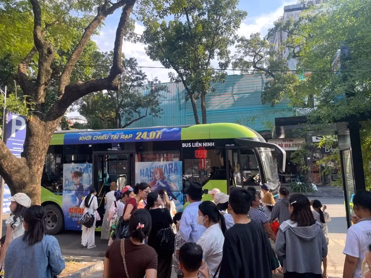 Người dân hào hứng với dịch vụ buýt miễn phí dịp 2/9.