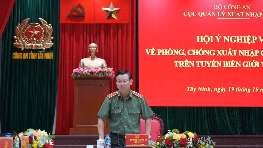 Thiếu tướng Vũ Như Hà, Ủy viên Ban Thường vụ Tỉnh ủy, Bí thư Đảng ủy, Giám đốc Công an tỉnh Tây Ninh, phát biểu tại hội nghị.