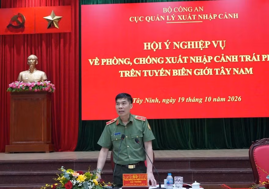 Thiếu tướng Cao Minh Huyền, Cục trưởng Cục Quản lý xuất nhập cảnh, Bộ Công an phát biểu chỉ đạo tại hội nghị.