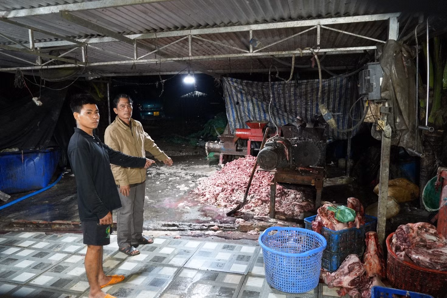 Trần Văn Hùng (mặc áo khoác vàng) cùng tang vật.